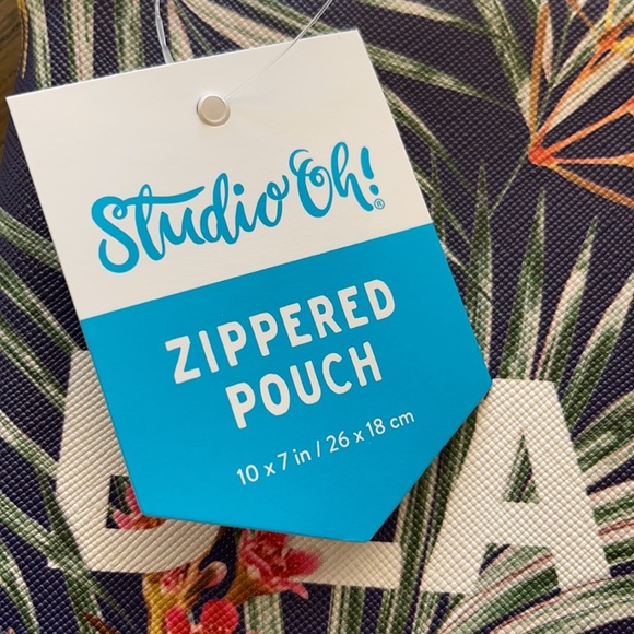 NWT:  Zippered makeup pouch. - Picture 3 of 4